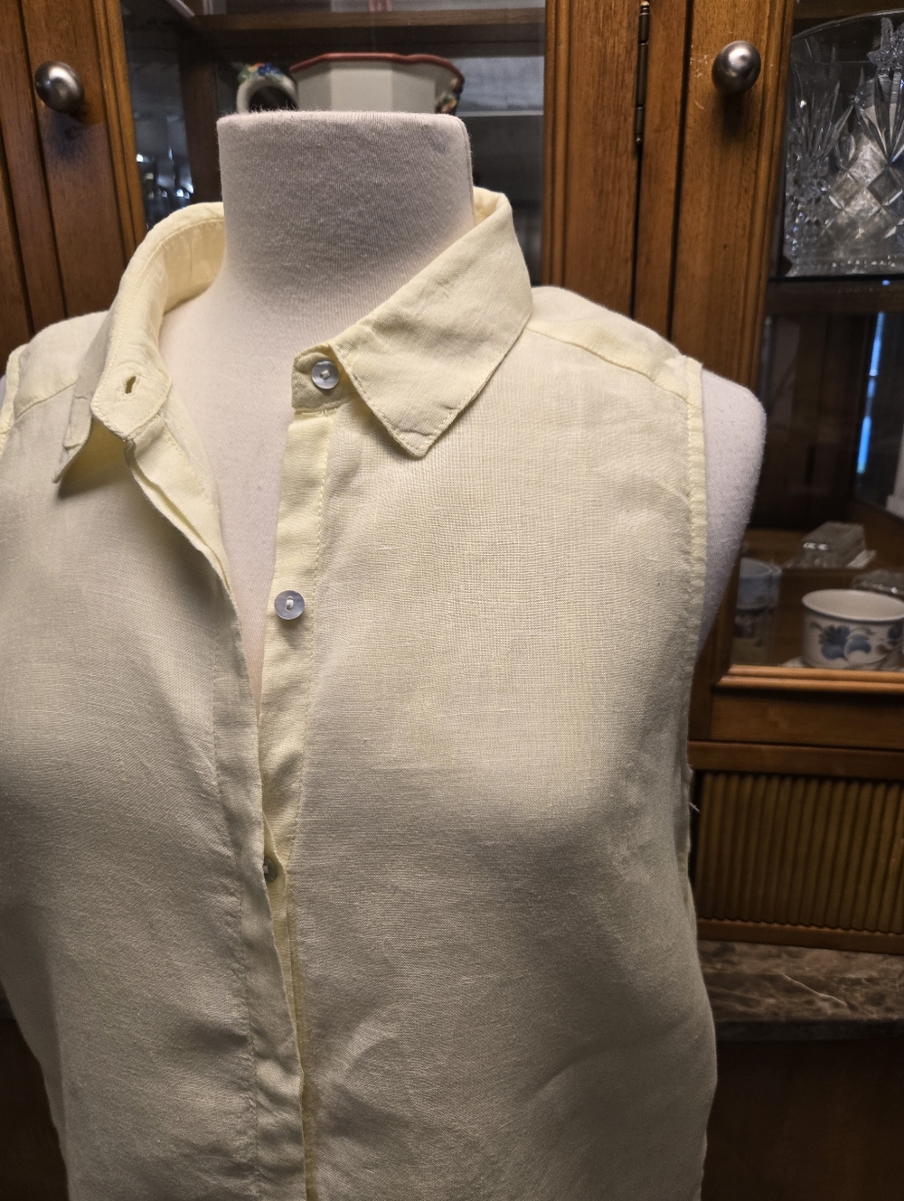 Tahari:Sleeveless Collared Linen Tunic in Pale Yellow - Picture 2 of 4